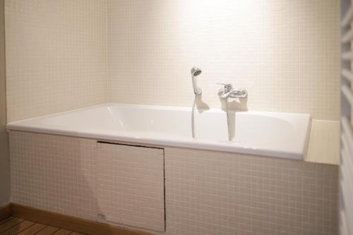 Fürdőszoba, Château Armand Heitz - Domaine Armand Heitz (Chateau Armand Heitz - Domaine Armand Heitz) in Chagny