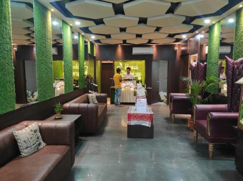 Лобби, Hotel Paradise - Biswanath Chariali in Бисванат-Чарали