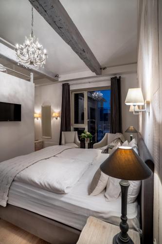 1 queen bed, 1 double bed