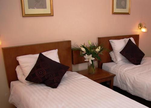 Twin Room image 7