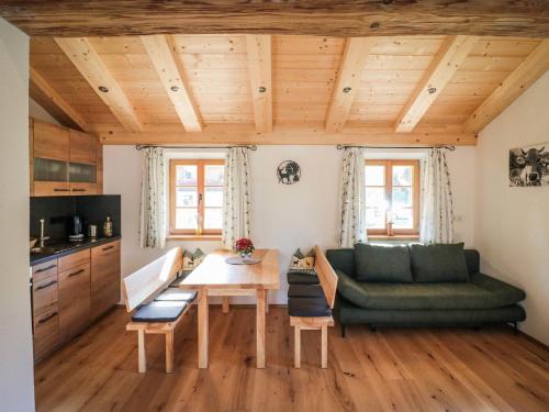 2 bedrooms, 4 beds