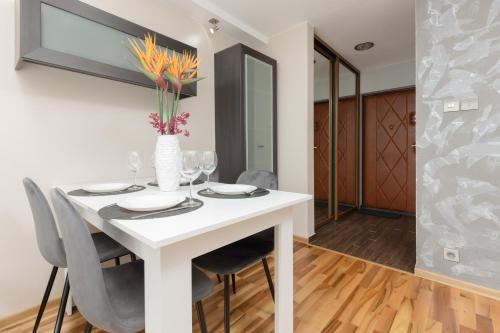 Apartments Jana Pawła II by Renters - image 14