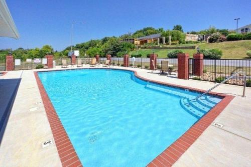 Fantastic Location! River and Mountain Views 2BR/2BA Sleeps 6 thumb 3
