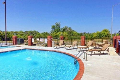 Fantastic Location! River and Mountain Views 2BR/2BA Sleeps 6 thumb 4