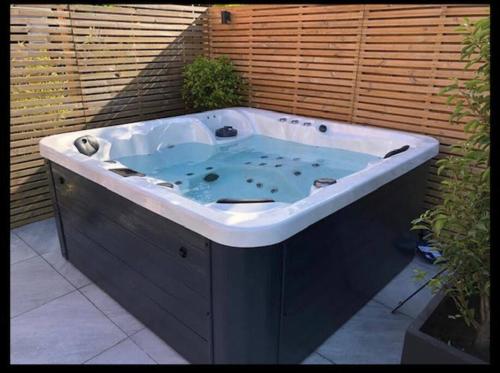 Gower Villa Luxury Cottage, 2 bedroom en-suite with Hot Tub