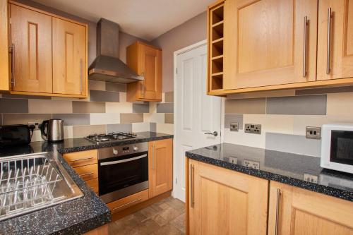 virtuve, Cosy 2 bedroom flat, with parking & garden in Seaton Delaval