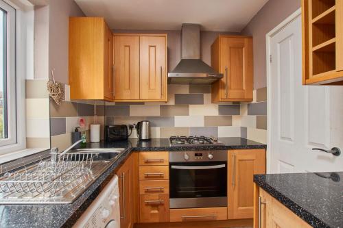 virtuve, Cosy 2 bedroom flat, with parking & garden in Seaton Delaval