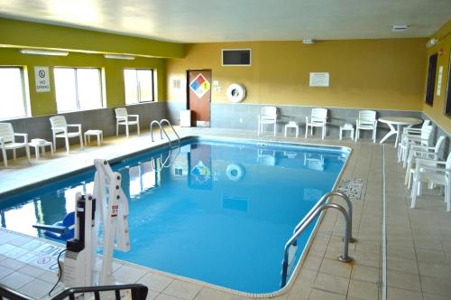 สระว่ายน้ำ, Quality Inn Coralville - Iowa River Landing in คอรัลวิลล์ (IA)
