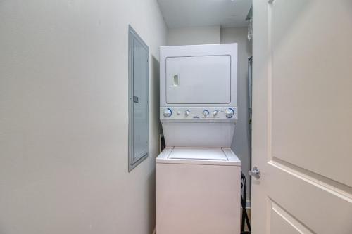 Fantastic Location! River and Mountain Views 2BR/2BA Sleeps 6 in Pigeon Forge, USA