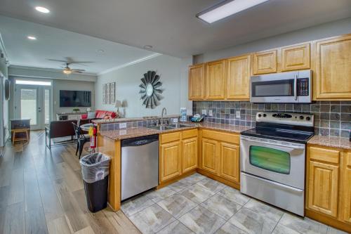 Fantastic Location! River and Mountain Views 2BR/2BA Sleeps 6 in Pigeon Forge, USA