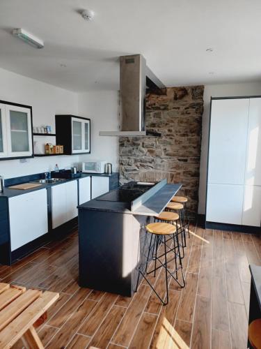 Voyage Hostel - Beds & Ensuite Family Rooms with shared kitchen - Tap to explore photos