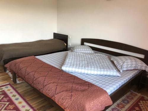 1 king bed, 1 twin bed