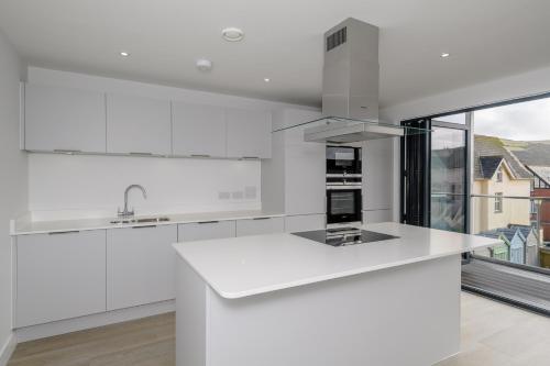 Cocina, 6 Challacombe - Luxury Apartment at Byron Woolacombe, only 4 minute walk to Woolacombe Beach! in Woolacombe