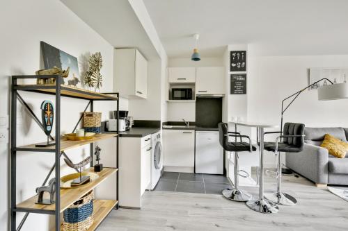кухня, Chic studio near Paris - La Defense in Безон