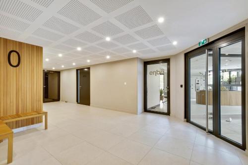 Фойє, Chic studio near Paris - La Defense in Безон