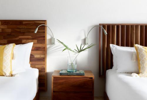 Premium Queen Room with Balcony - Non-Smoking image 10