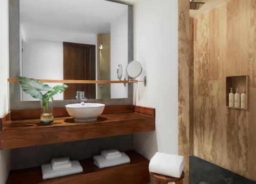 Premium Queen Room with Balcony - Non-Smoking image 1