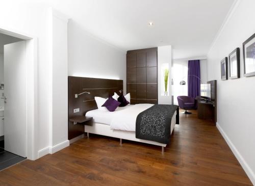 Central Hotel - image 5