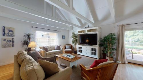 762 Queens Grant - image 2