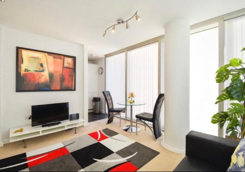 Central Hub Apartment with Balcony, Fast Wifi, Smart TV and Free Parking