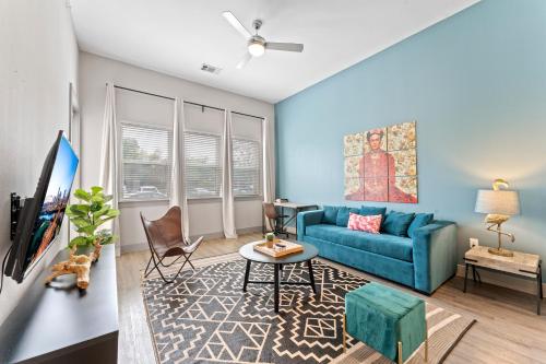 Modern & Chic 1BR Luxury Apts Close to Downtown & Airport — other in 6107 East Riverside Drive, Austin, TX 78741, United States