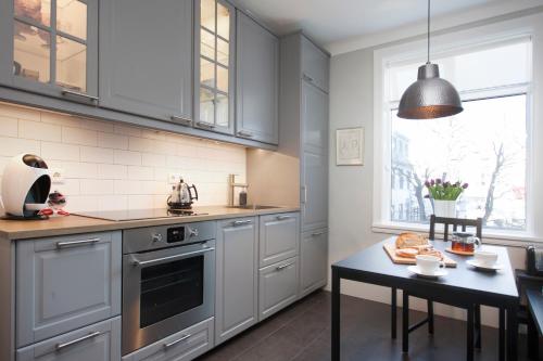 Mid-Century Modern Styled Apartment - image 2