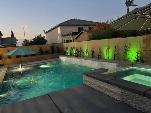 Swimming pool, Desert Fantasy Oasis Pool, Jacuzzi, Royal Beds in Coachella (CA)