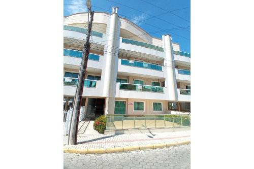 AR-001 Apartamento espaçoso com pátio privativo, excelente localização central - Quatro Ilhas