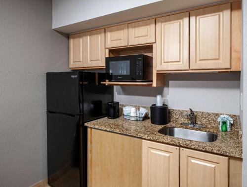 Best Western New Smyrna Beach Hotel & Suites - image 9