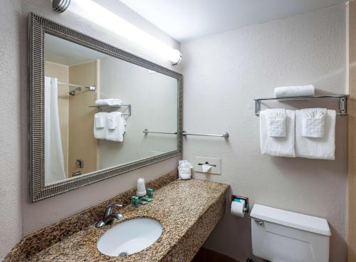 One-Bedroom King Suite with Balcony and Oceanfront image 6