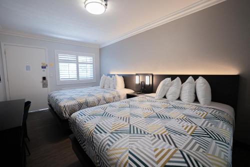 Tustin Motor Lodge - image 13