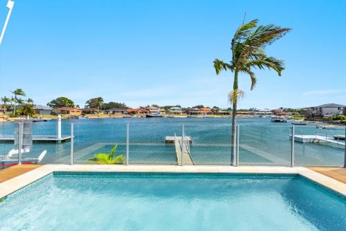 Sandy Shores - Absolute Waterfront & Swimming pool - Holiday Yamba, Yamba