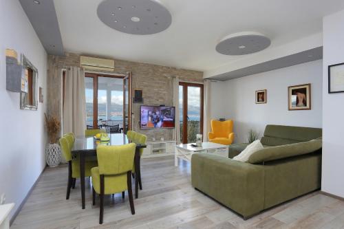 Apartments with a parking space Mastrinka Ciovo - 4324 - image 3