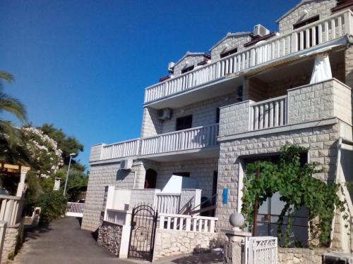  Apartments with a parking space Supetar, Brac - 5670 in Supetar