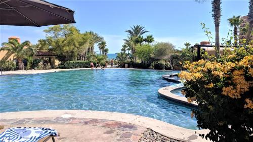 สระว่ายน้ำ, Luxury Condo Bella Sirena 405-C - Unmatched Views Over the Pool to the Sea in แซนดี บีช