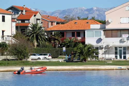 Apartments by the sea Privlaka, Zadar - 5813 - Location saisonnière - Privlaka