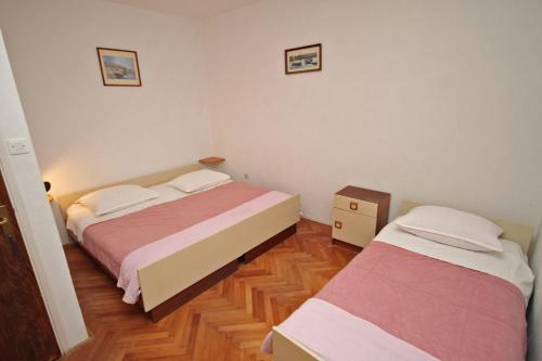 One-Bedroom Apartment with Balcony and Sea View room in Apartments by the sea Privlaka Zadar - 5813