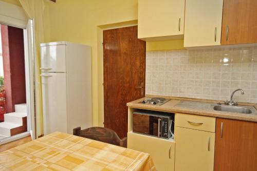 One-Bedroom Apartment with Balcony and Sea View image 6