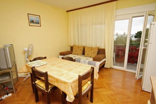 One-Bedroom Apartment with Balcony and Sea View image 7