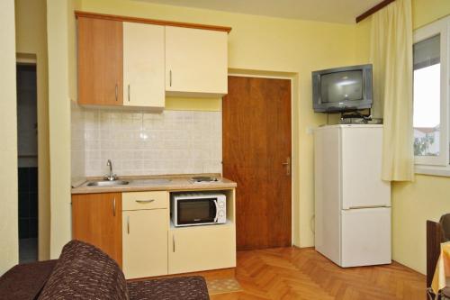 One-Bedroom Apartment with Balcony and Sea View image 6