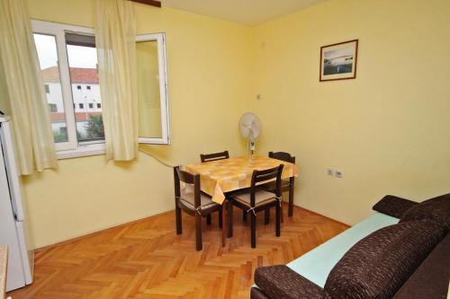 One-Bedroom Apartment with Balcony and Sea View image 5
