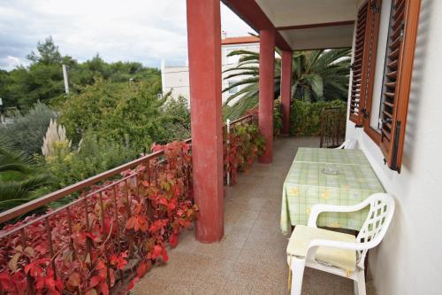 One-Bedroom Apartment with Balcony and Sea View image 3