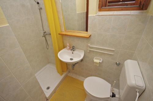One-Bedroom Apartment with Balcony and Sea View image 5