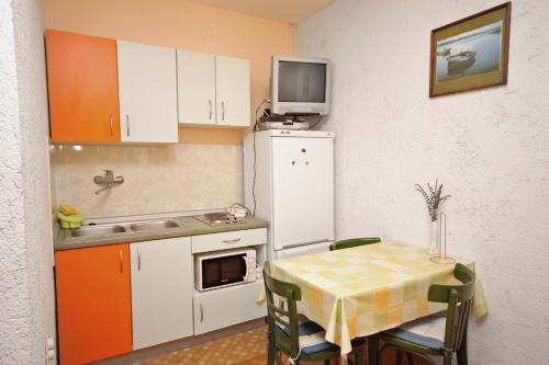One-Bedroom Apartment with Balcony and Sea View image 4