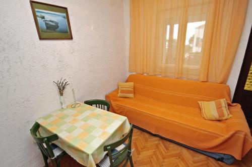 One-Bedroom Apartment with Balcony and Sea View image 3
