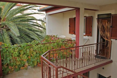 One-Bedroom Apartment with Balcony and Sea View image 2