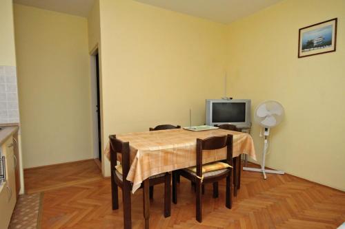 One-Bedroom Apartment with Balcony and Sea View image 8