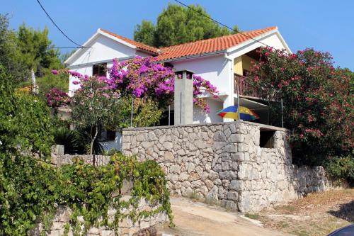 B&B Vrboska - Apartments by the sea Basina, Hvar - 5700 - Bed and Breakfast Vrboska