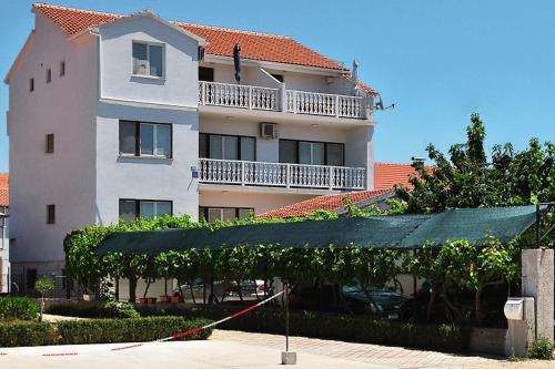 Apartments and rooms with a swimming pool Sukosan Zadar - 5906 - image 2