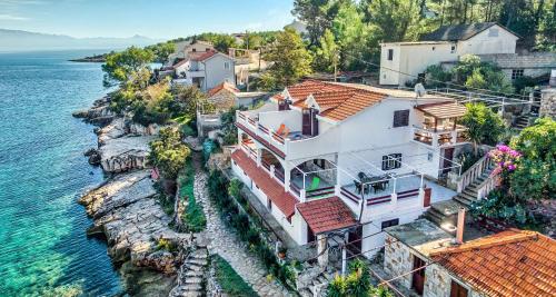  Apartments by the sea Basina, Hvar - 5699 in Vrbanj